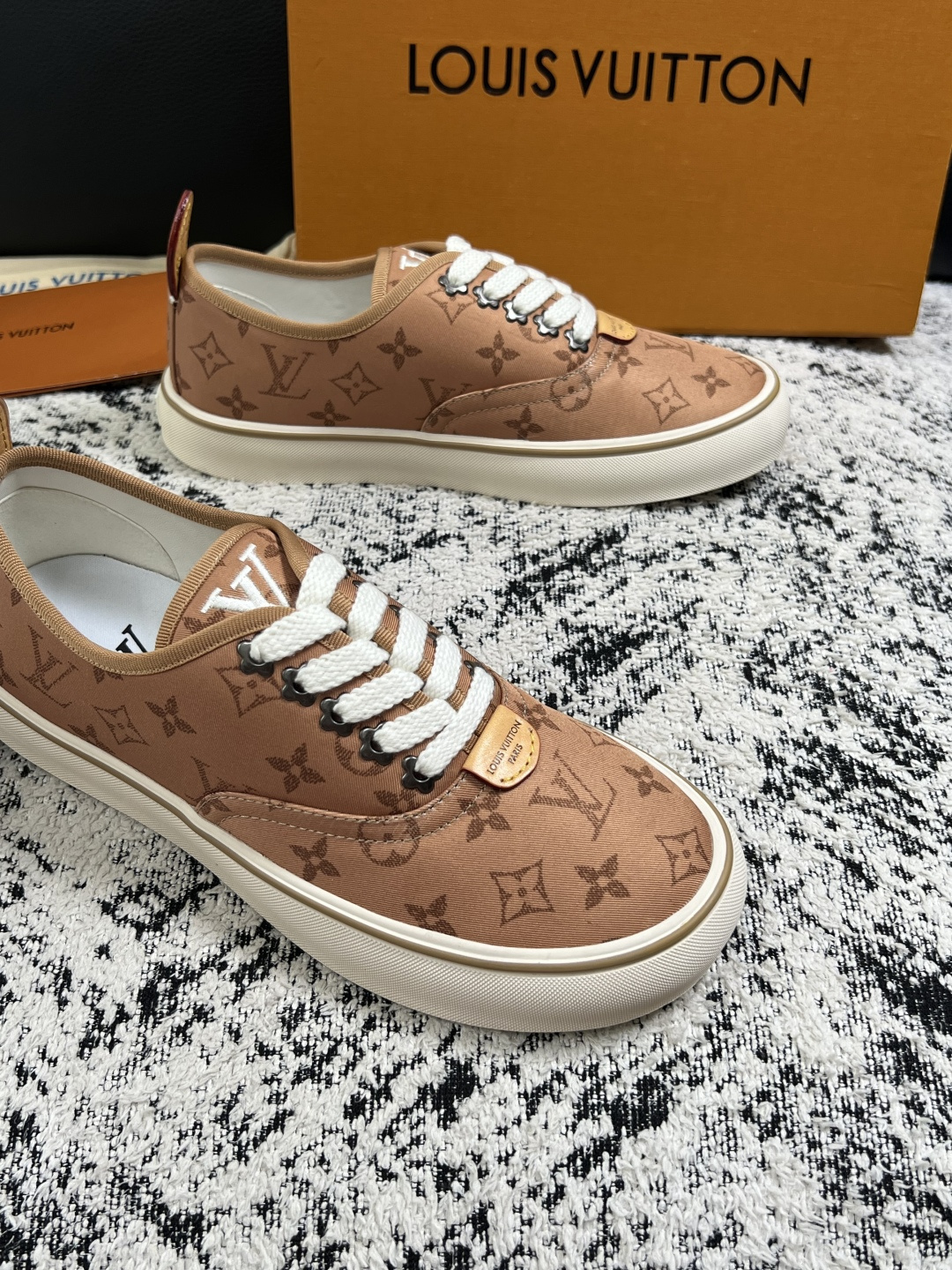 Lv  顶级代购  路易威登 专柜同步，意大利进口面料，进口水染牛皮内里，鞋底：原厂特供原版底，原厂跟单货，码数 39-