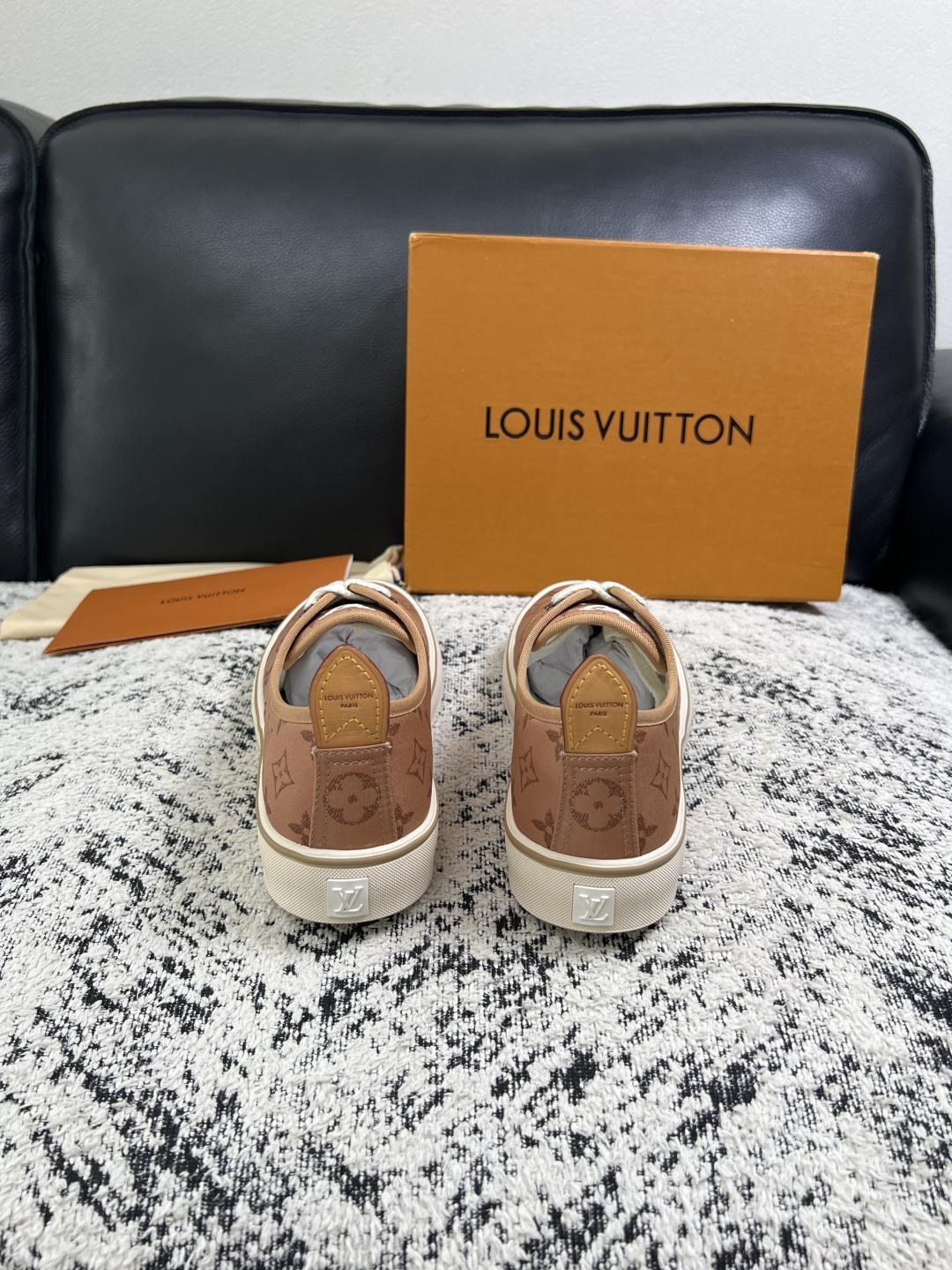 Lv  顶级代购  路易威登 专柜同步，意大利进口面料，进口水染牛皮内里，鞋底：原厂特供原版底，原厂跟单货，码数 39-