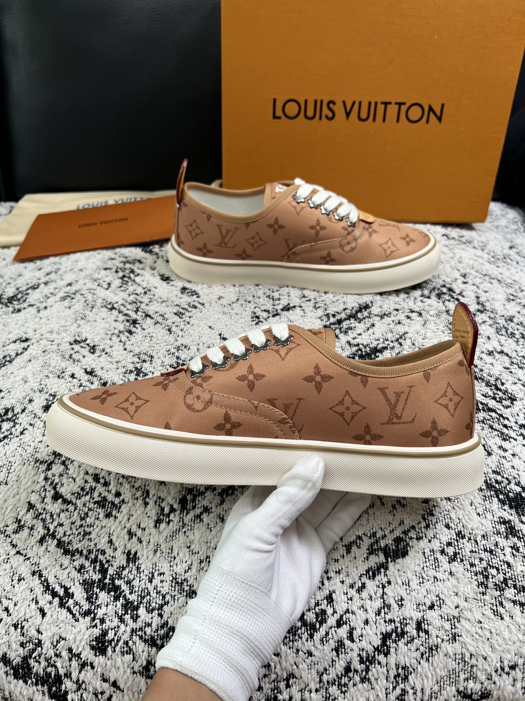 Lv  顶级代购  路易威登 专柜同步，意大利进口面料，进口水染牛皮内里，鞋底：原厂特供原版底，原厂跟单货，码数 39-
