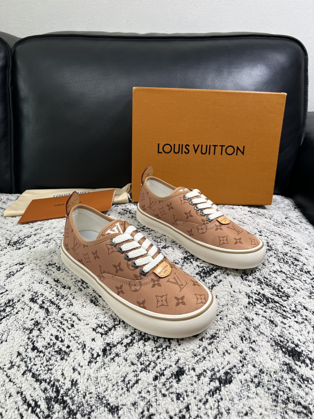 Lv  顶级代购  路易威登 专柜同步，意大利进口面料，进口水染牛皮内里，鞋底：原厂特供原版底，原厂跟单货，码数 39-