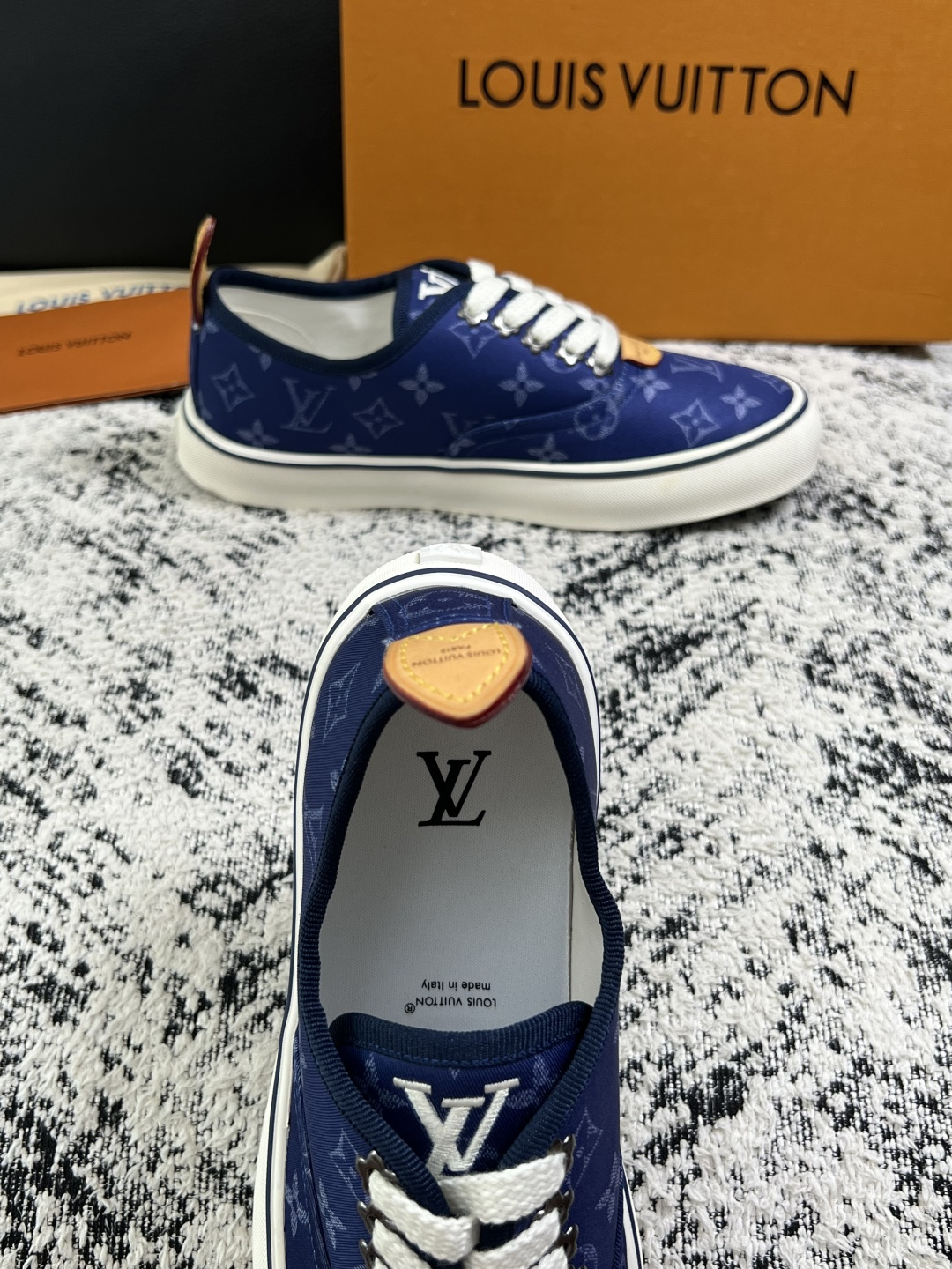 Lv  顶级代购  路易威登 专柜同步，意大利进口面料，进口水染牛皮内里，鞋底：原厂特供原版底，原厂跟单货，码数 39-