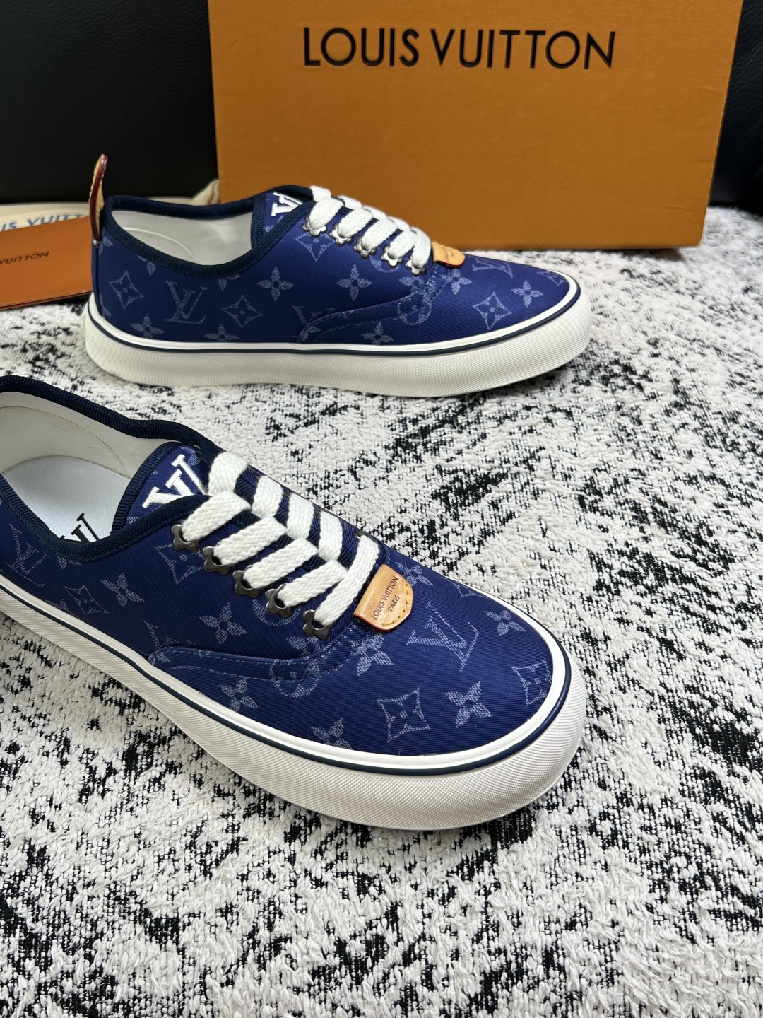 Lv  顶级代购  路易威登 专柜同步，意大利进口面料，进口水染牛皮内里，鞋底：原厂特供原版底，原厂跟单货，码数 39-