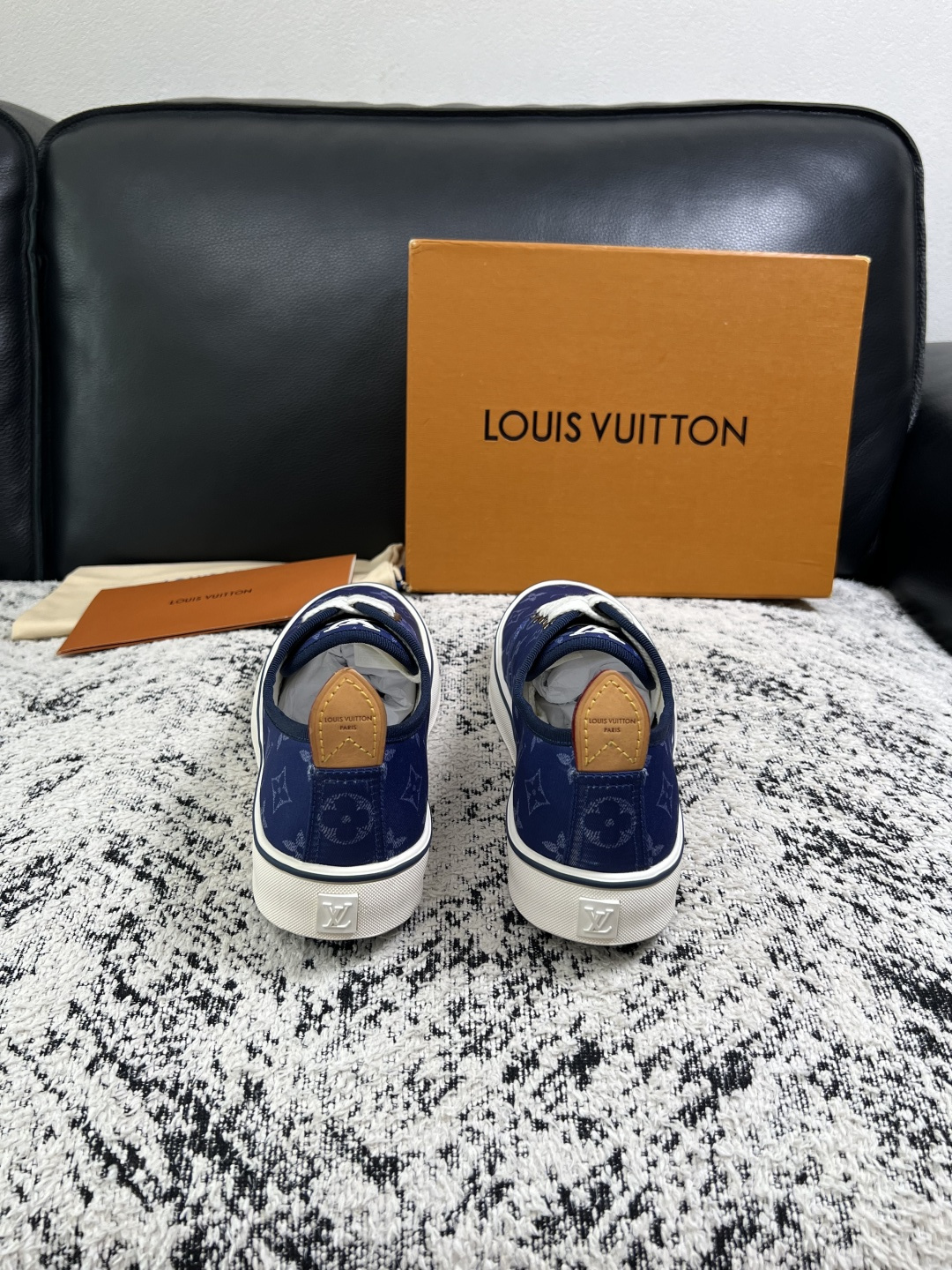 Lv  顶级代购  路易威登 专柜同步，意大利进口面料，进口水染牛皮内里，鞋底：原厂特供原版底，原厂跟单货，码数 39-