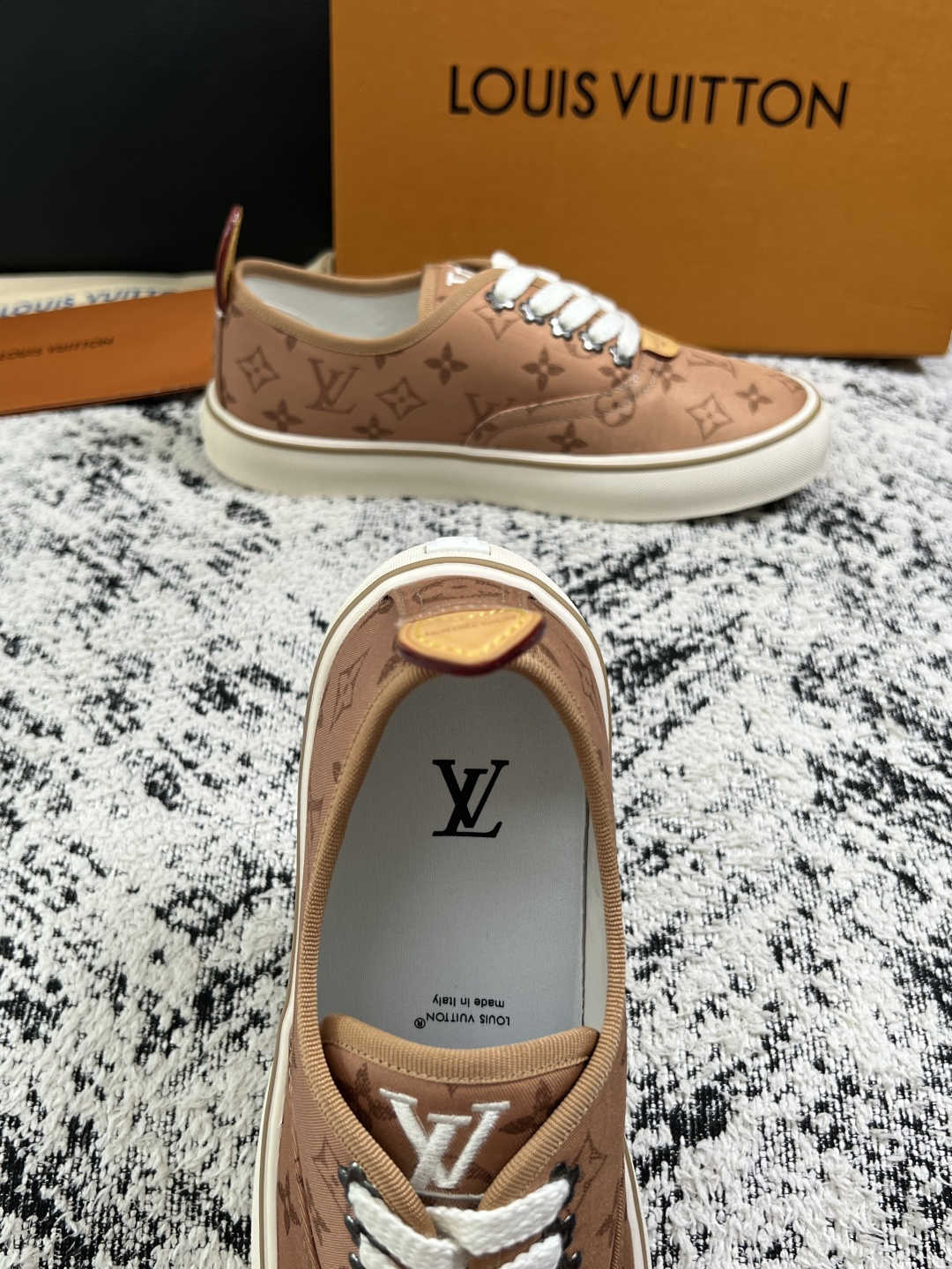 Lv  顶级代购  路易威登 专柜同步，意大利进口面料，进口水染牛皮内里，鞋底：原厂特供原版底，原厂跟单货，码数 39-