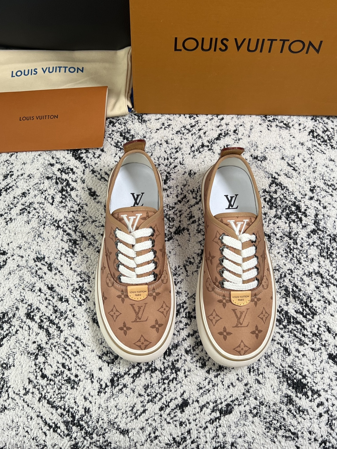 Lv  顶级代购  路易威登 专柜同步，意大利进口面料，进口水染牛皮内里，鞋底：原厂特供原版底，原厂跟单货，码数 39-