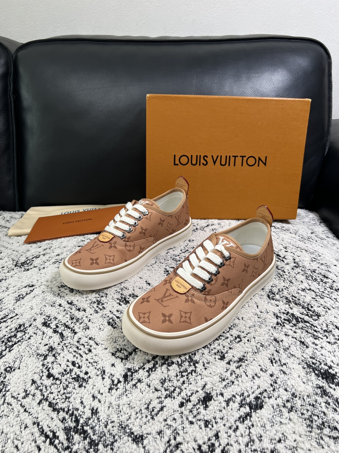 Lv  顶级代购  路易威登 专柜同步，意大利进口面料，进口水染牛皮内里，鞋底：原厂特供原版底，原厂跟单货，码数 39-