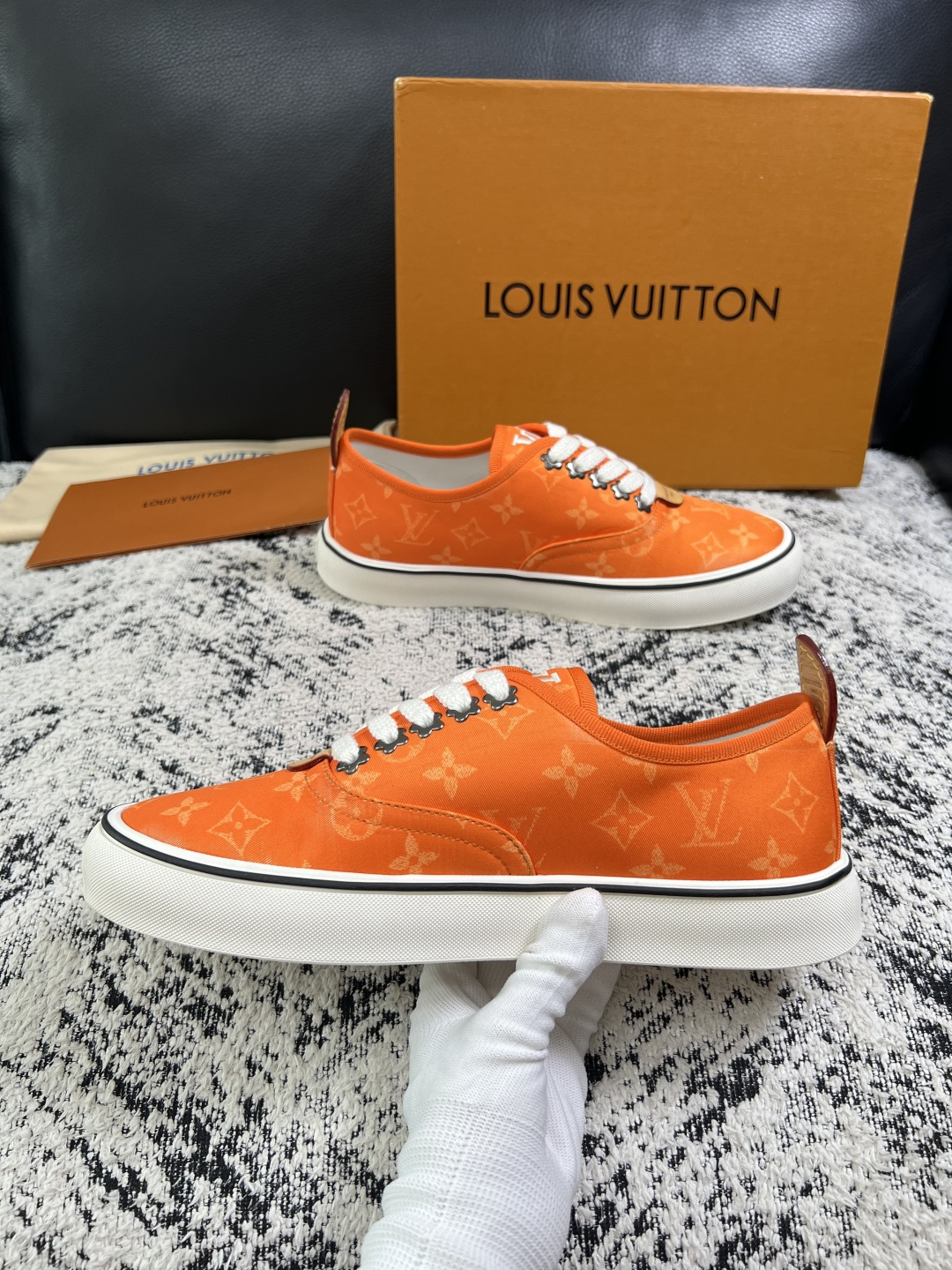 Lv  顶级代购  路易威登 专柜同步，意大利进口面料，进口水染牛皮内里，鞋底：原厂特供原版底，原厂跟单货，码数 39-