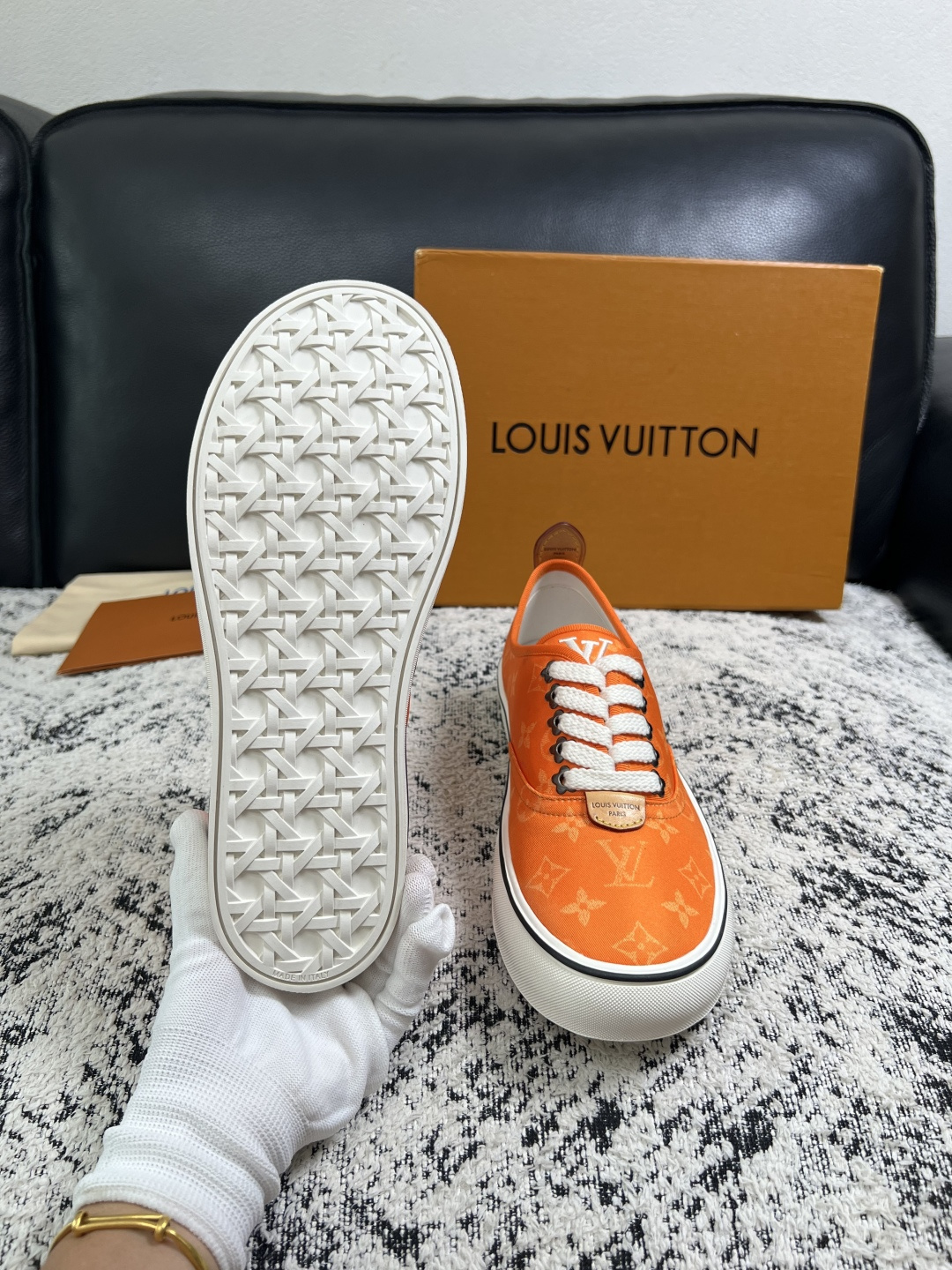 Lv  顶级代购  路易威登 专柜同步，意大利进口面料，进口水染牛皮内里，鞋底：原厂特供原版底，原厂跟单货，码数 39-