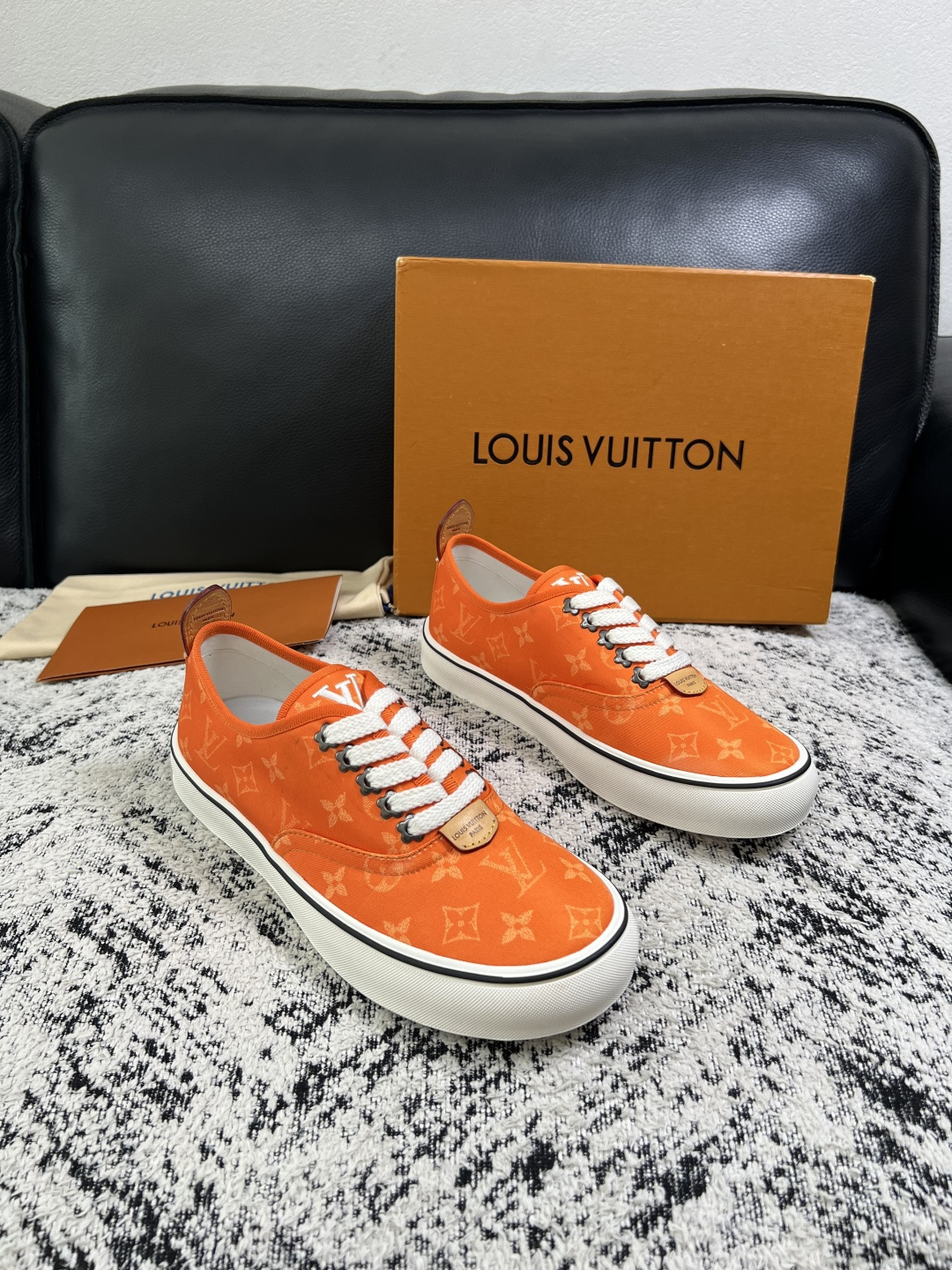Lv  顶级代购  路易威登 专柜同步，意大利进口面料，进口水染牛皮内里，鞋底：原厂特供原版底，原厂跟单货，码数 39-