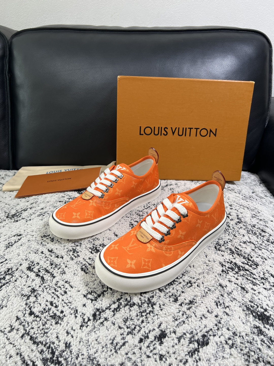 Lv  顶级代购  路易威登 专柜同步，意大利进口面料，进口水染牛皮内里，鞋底：原厂特供原版底，原厂跟单货，码数 39-