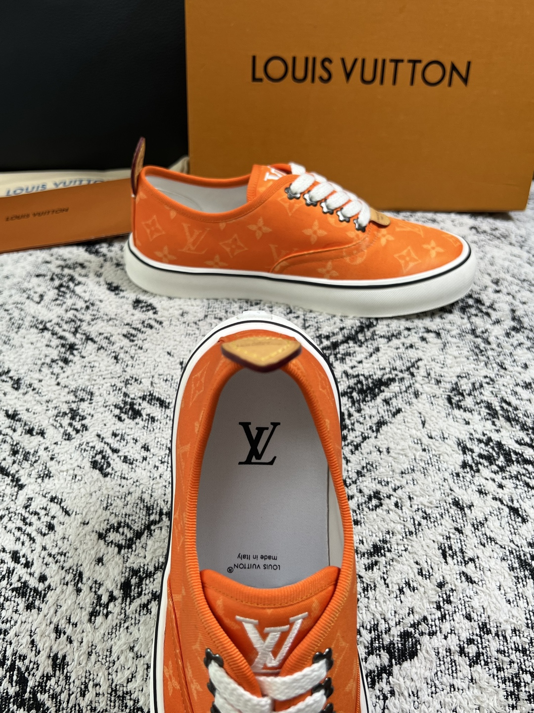 Lv  顶级代购  路易威登 专柜同步，意大利进口面料，进口水染牛皮内里，鞋底：原厂特供原版底，原厂跟单货，码数 39-