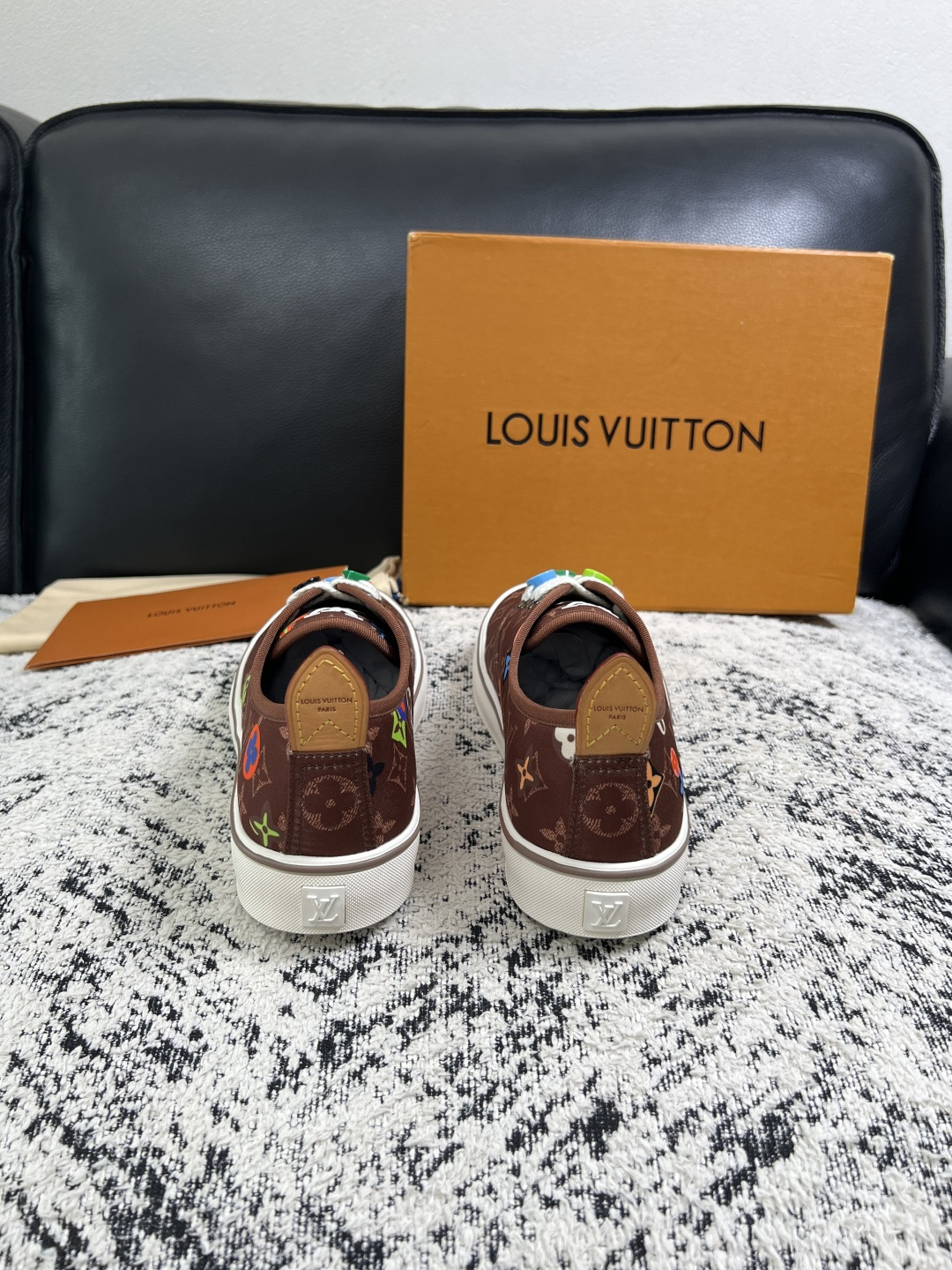 Lv  顶级代购  路易威登 专柜同步，意大利进口面料，进口水染牛皮内里，鞋底：原厂特供原版底，原厂跟单货，码数 39-