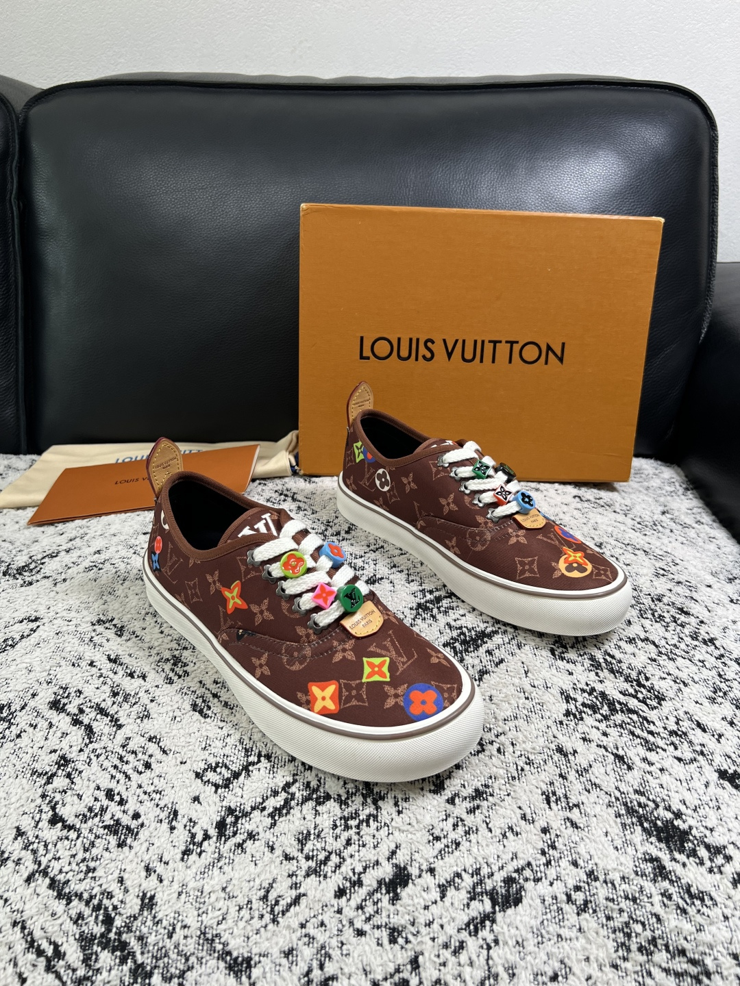 Lv  顶级代购  路易威登 专柜同步，意大利进口面料，进口水染牛皮内里，鞋底：原厂特供原版底，原厂跟单货，码数 39-