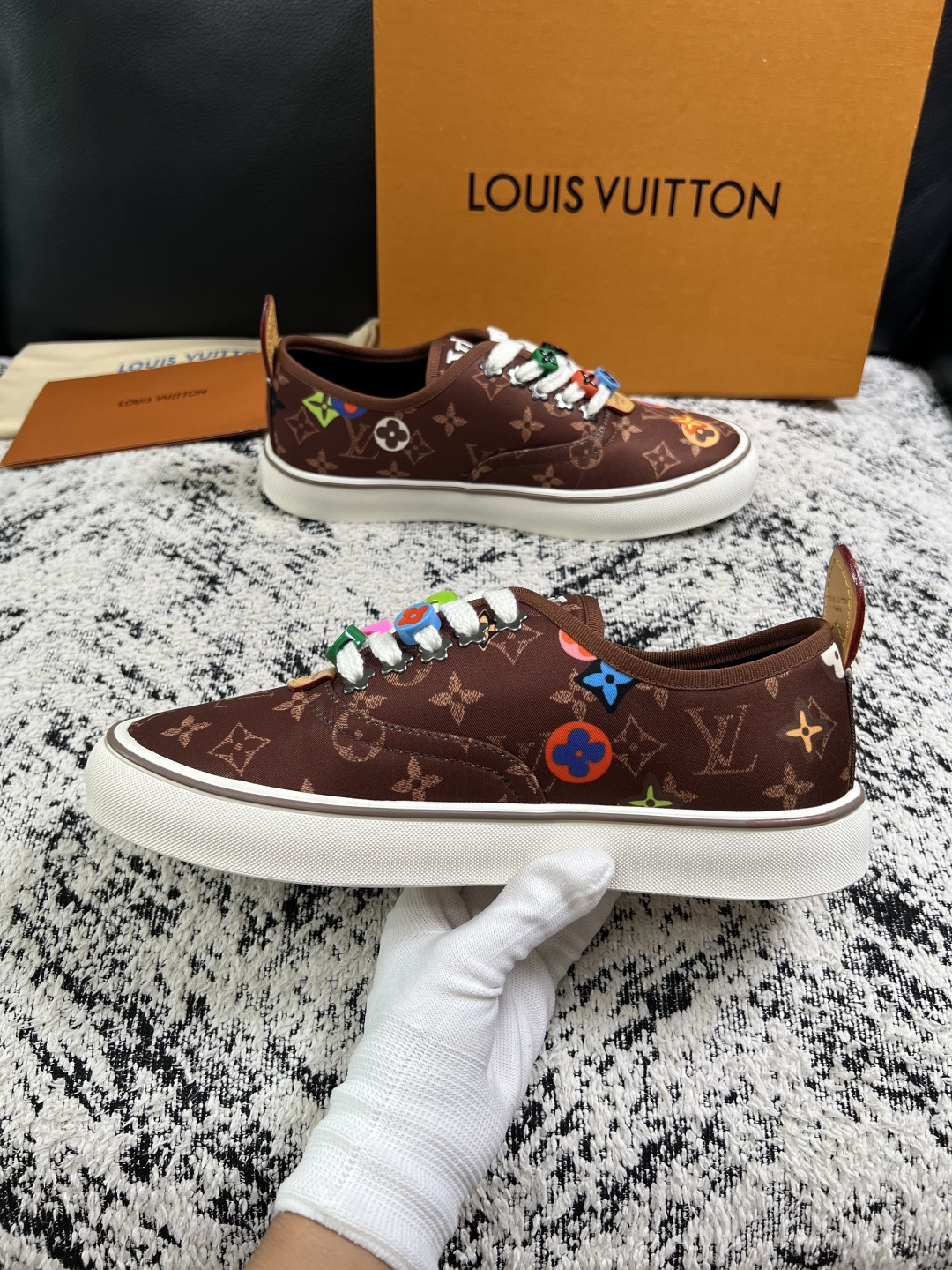 Lv  顶级代购  路易威登 专柜同步，意大利进口面料，进口水染牛皮内里，鞋底：原厂特供原版底，原厂跟单货，码数 39-