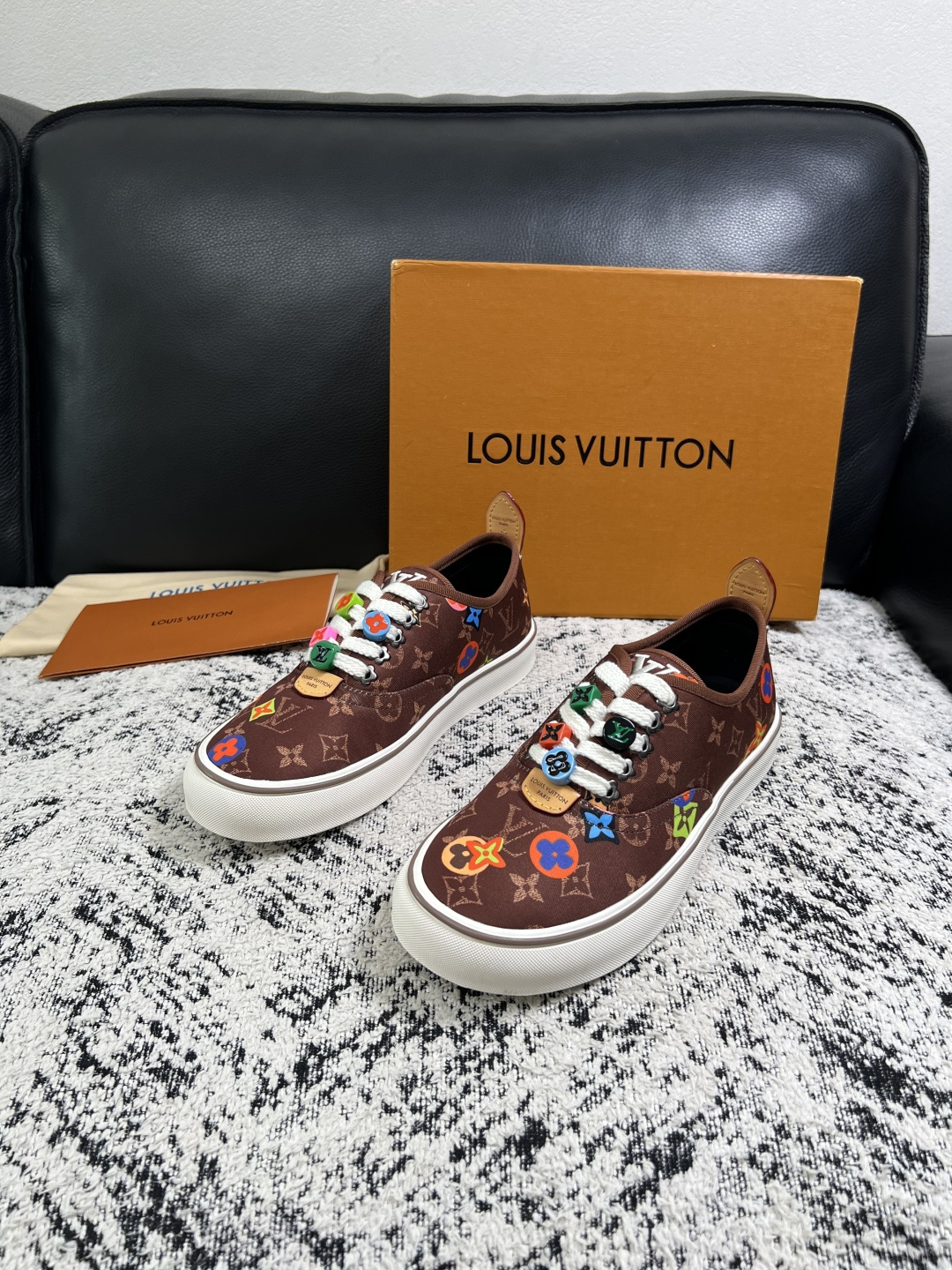 Lv  顶级代购  路易威登 专柜同步，意大利进口面料，进口水染牛皮内里，鞋底：原厂特供原版底，原厂跟单货，码数 39-