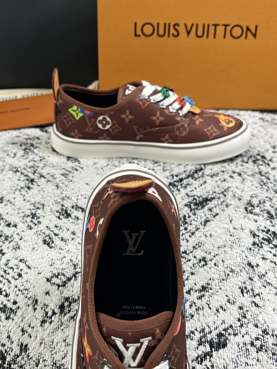 Lv  顶级代购  路易威登 专柜同步，意大利进口面料，进口水染牛皮内里，鞋底：原厂特供原版底，原厂跟单货，码数 39-