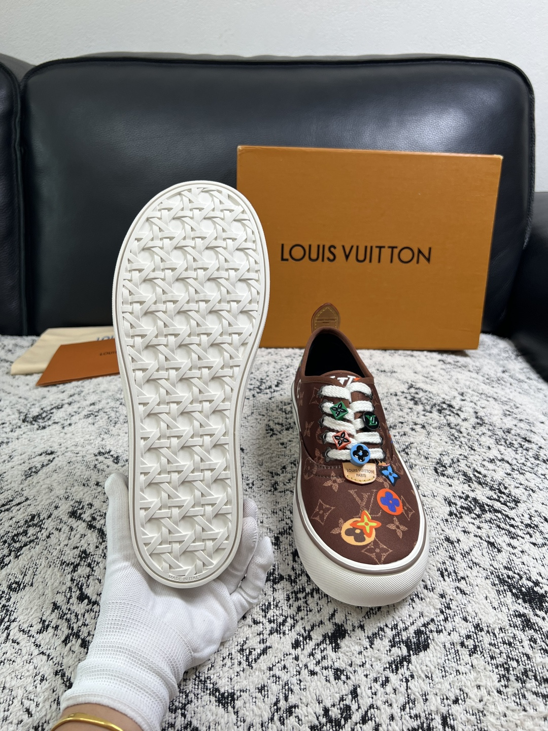 Lv  顶级代购  路易威登 专柜同步，意大利进口面料，进口水染牛皮内里，鞋底：原厂特供原版底，原厂跟单货，码数 39-