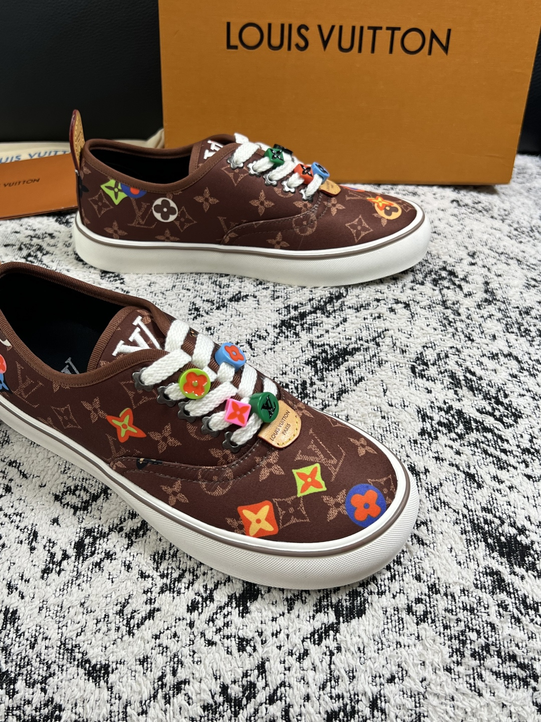 Lv  顶级代购  路易威登 专柜同步，意大利进口面料，进口水染牛皮内里，鞋底：原厂特供原版底，原厂跟单货，码数 39-
