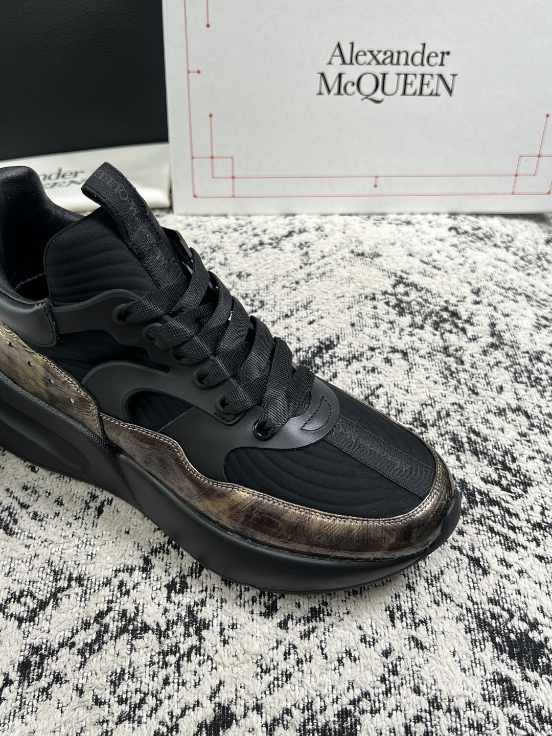 Alexander McQueen  高品质  顶级工艺品  麦昆  专柜同步 原厂配置，意大利进口原版牛皮面料，高品质