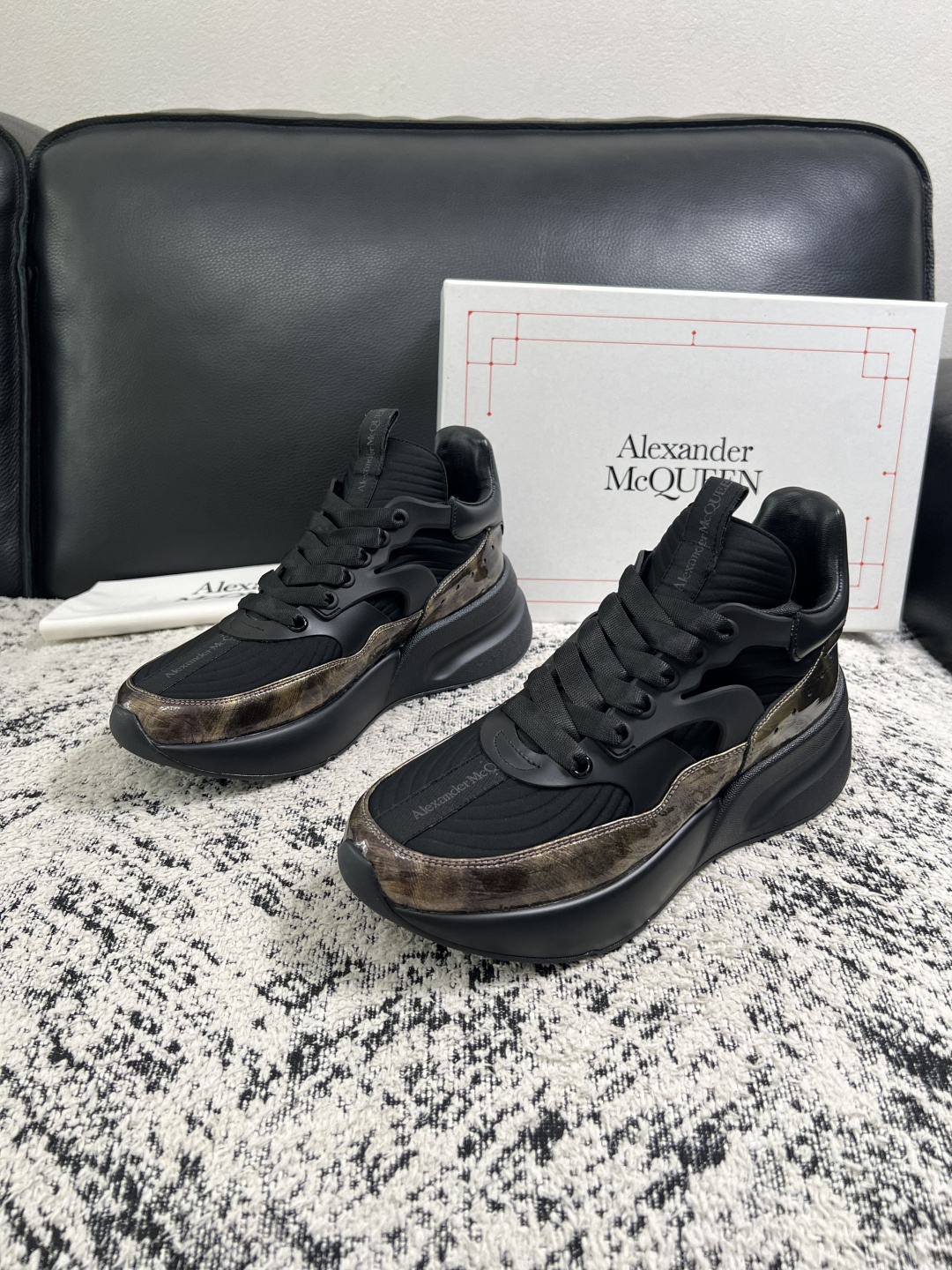 Alexander McQueen  高品质  顶级工艺品  麦昆  专柜同步 原厂配置，意大利进口原版牛皮面料，高品质