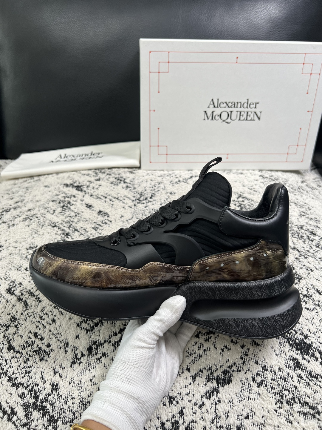 Alexander McQueen  高品质  顶级工艺品  麦昆  专柜同步 原厂配置，意大利进口原版牛皮面料，高品质