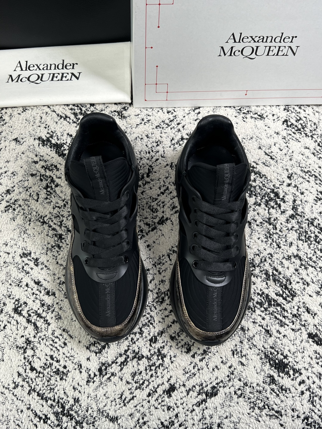 Alexander McQueen  高品质  顶级工艺品  麦昆  专柜同步 原厂配置，意大利进口原版牛皮面料，高品质