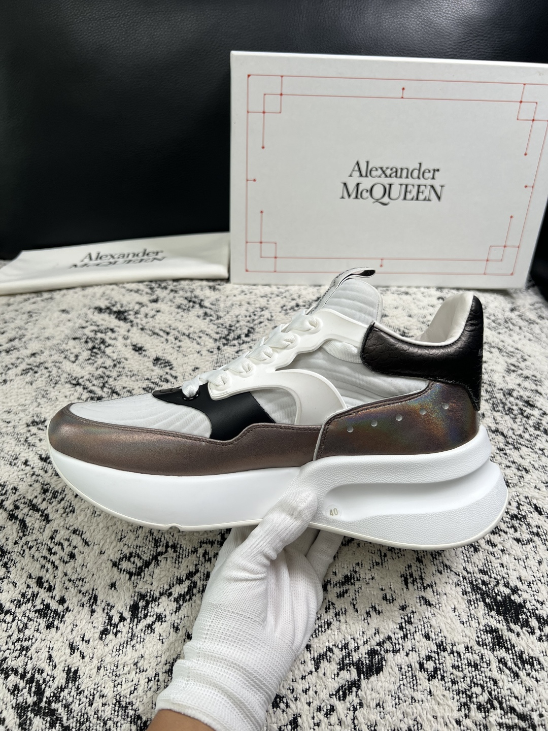 Alexander McQueen  高品质  顶级工艺品  麦昆  专柜同步 原厂配置，意大利进口原版牛皮面料，高品质