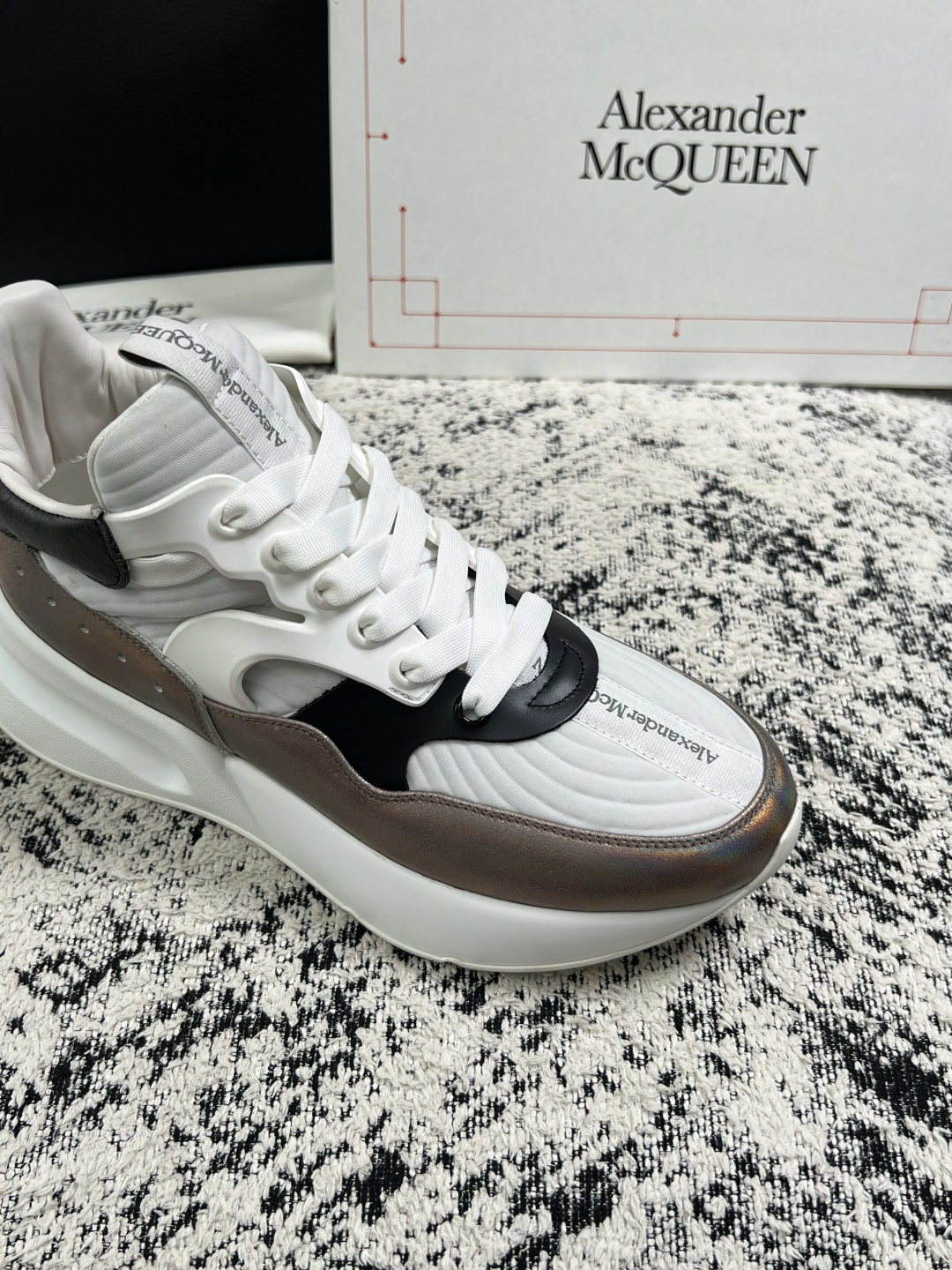 Alexander McQueen  高品质  顶级工艺品  麦昆  专柜同步 原厂配置，意大利进口原版牛皮面料，高品质