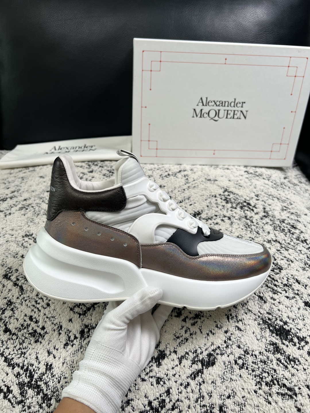 Alexander McQueen  高品质  顶级工艺品  麦昆  专柜同步 原厂配置，意大利进口原版牛皮面料，高品质