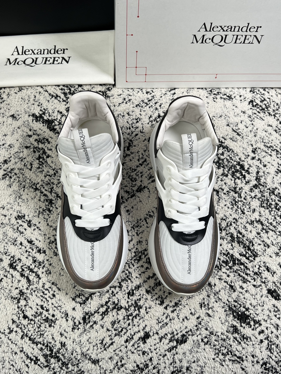 Alexander McQueen  高品质  顶级工艺品  麦昆  专柜同步 原厂配置，意大利进口原版牛皮面料，高品质