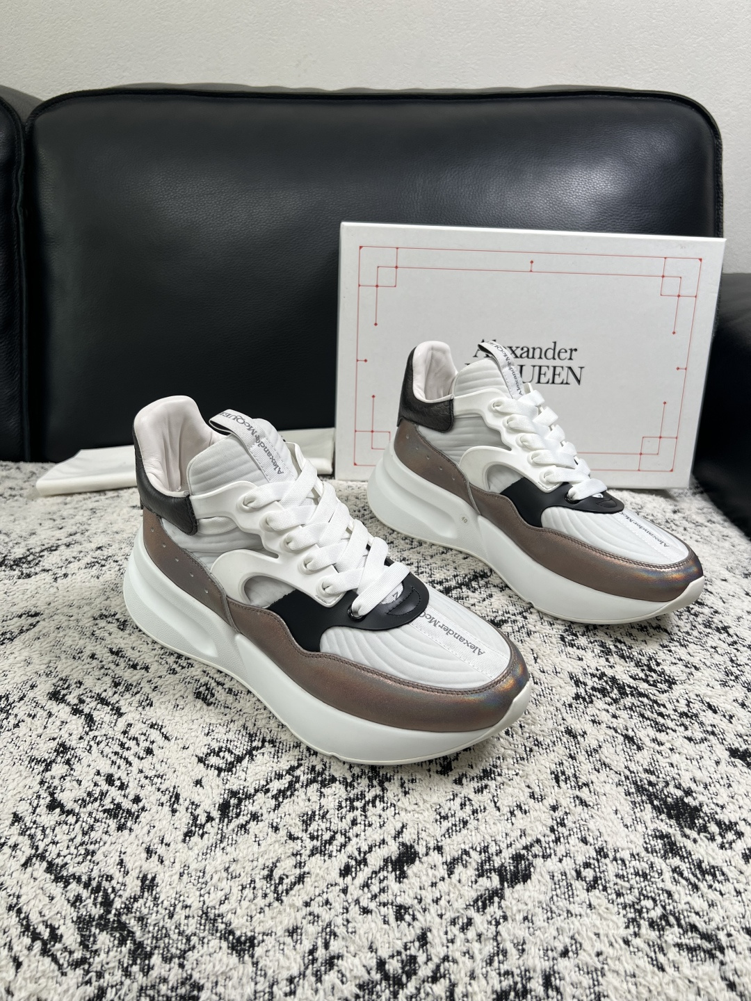Alexander McQueen  高品质  顶级工艺品  麦昆  专柜同步 原厂配置，意大利进口原版牛皮面料，高品质