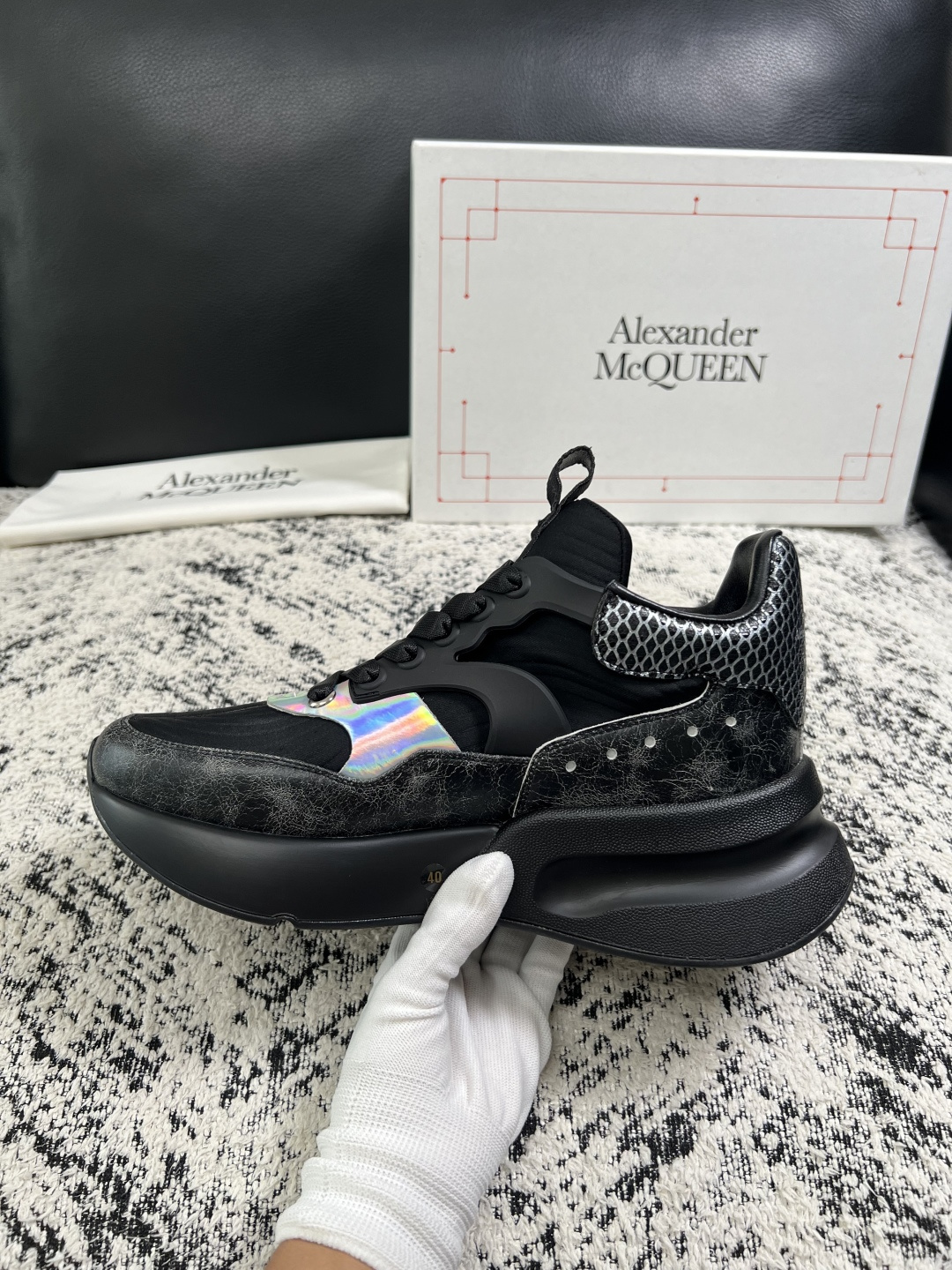 Alexander McQueen  高品质  顶级工艺品  麦昆  专柜同步 原厂配置，意大利进口原版牛皮面料，高品质