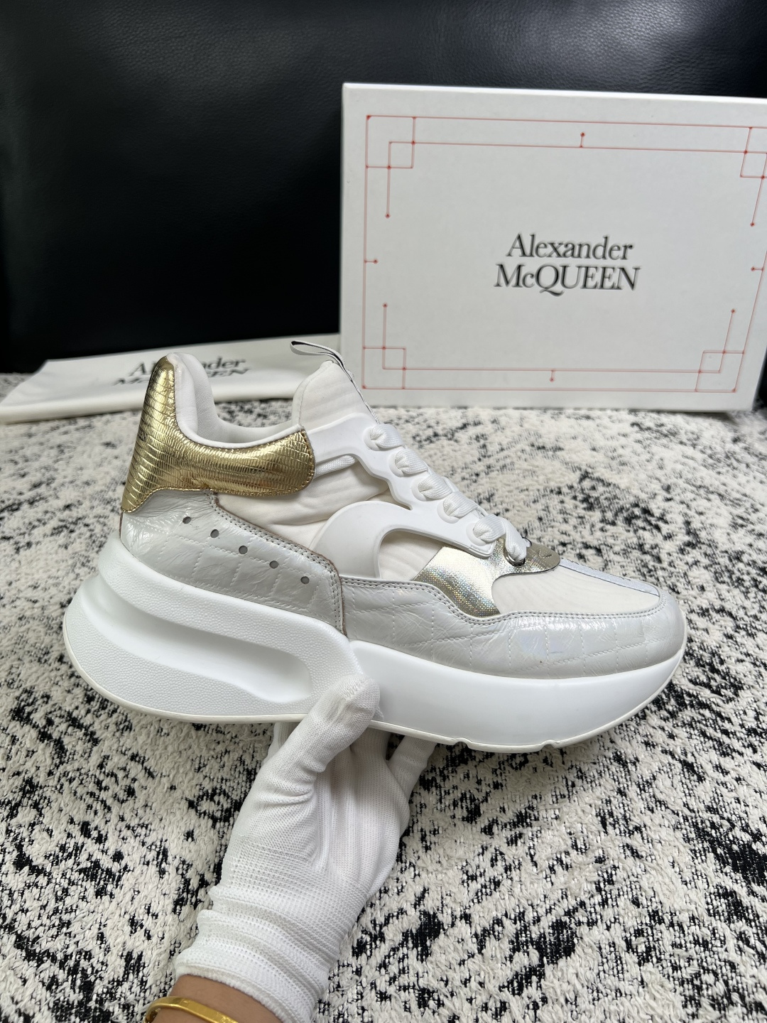 Alexander McQueen  高品质  顶级工艺品  麦昆  专柜同步 原厂配置，意大利进口原版牛皮面料，高品质