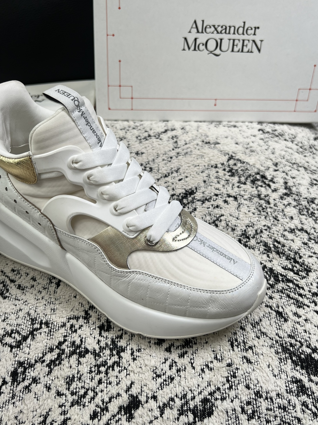 Alexander McQueen  高品质  顶级工艺品  麦昆  专柜同步 原厂配置，意大利进口原版牛皮面料，高品质