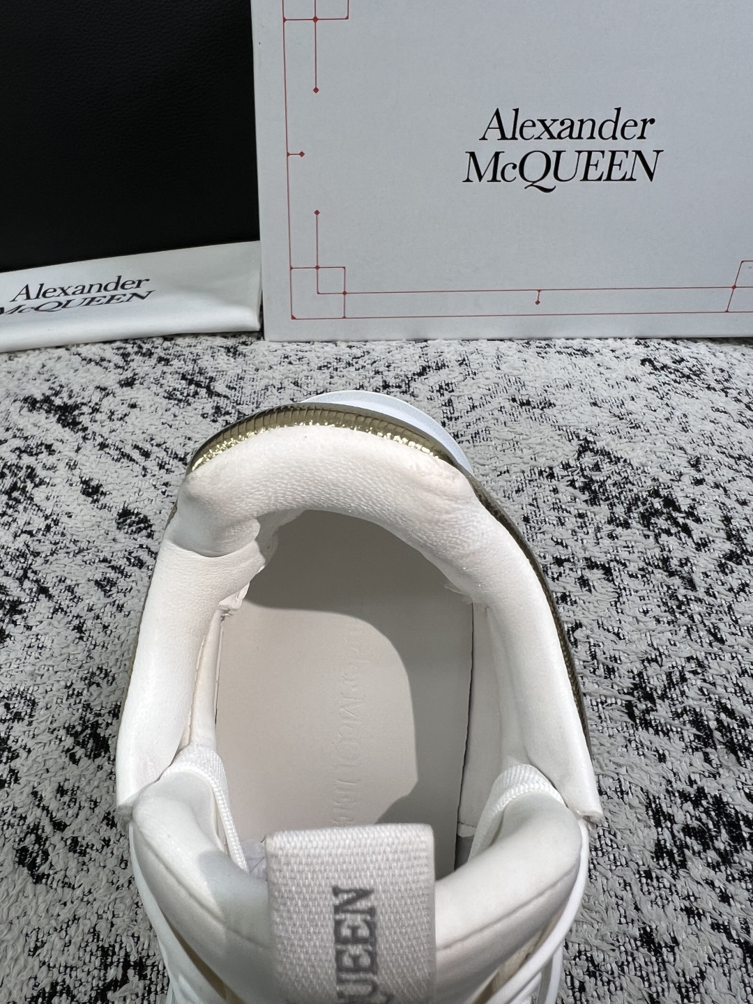 Alexander McQueen  高品质  顶级工艺品  麦昆  专柜同步 原厂配置，意大利进口原版牛皮面料，高品质