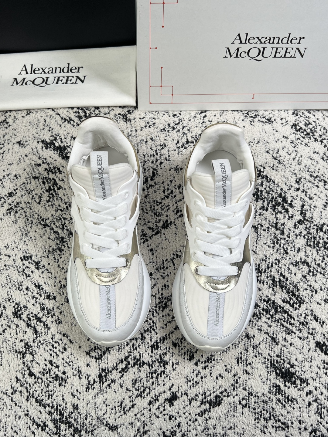 Alexander McQueen  高品质  顶级工艺品  麦昆  专柜同步 原厂配置，意大利进口原版牛皮面料，高品质