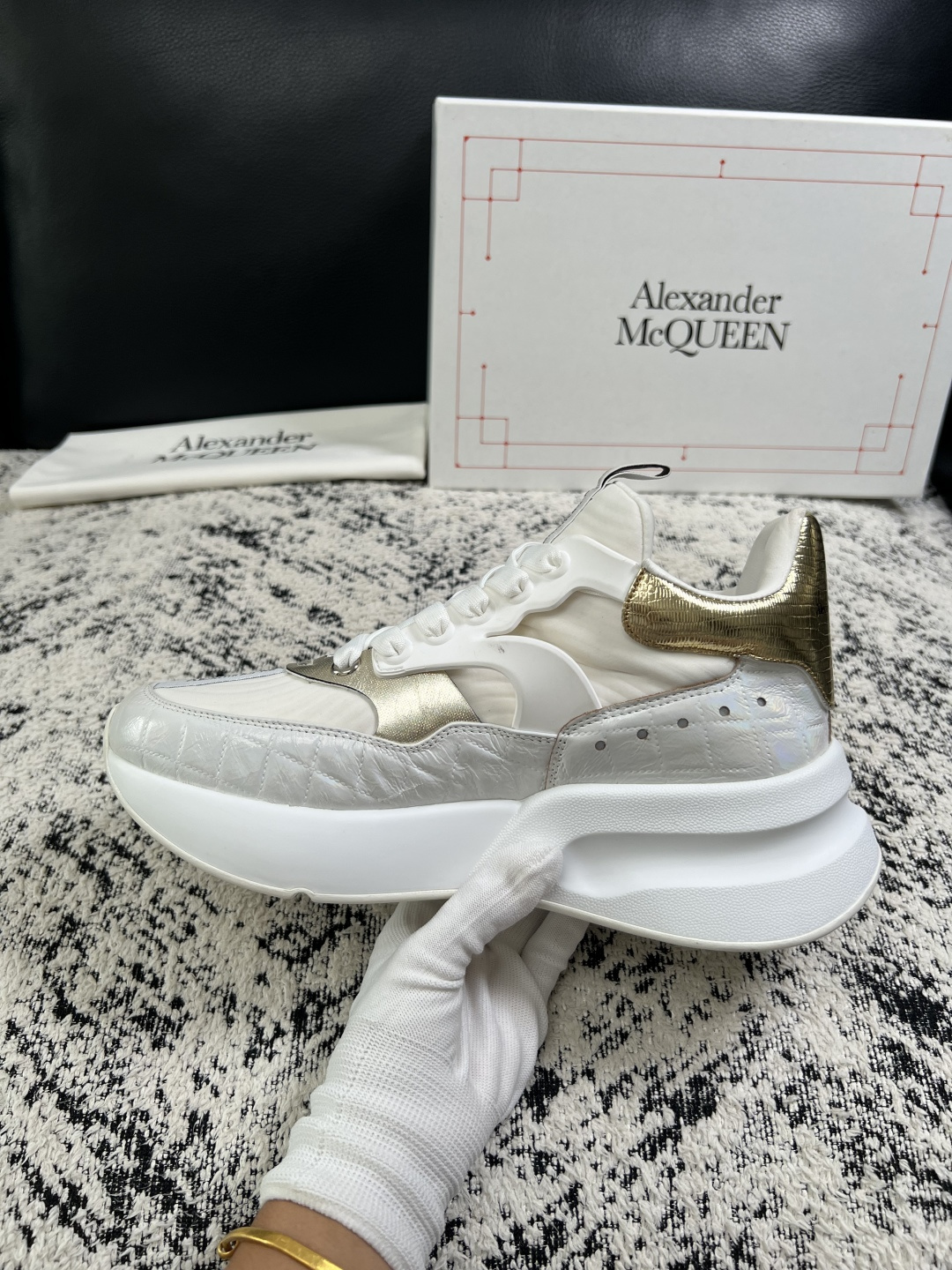 Alexander McQueen  高品质  顶级工艺品  麦昆  专柜同步 原厂配置，意大利进口原版牛皮面料，高品质