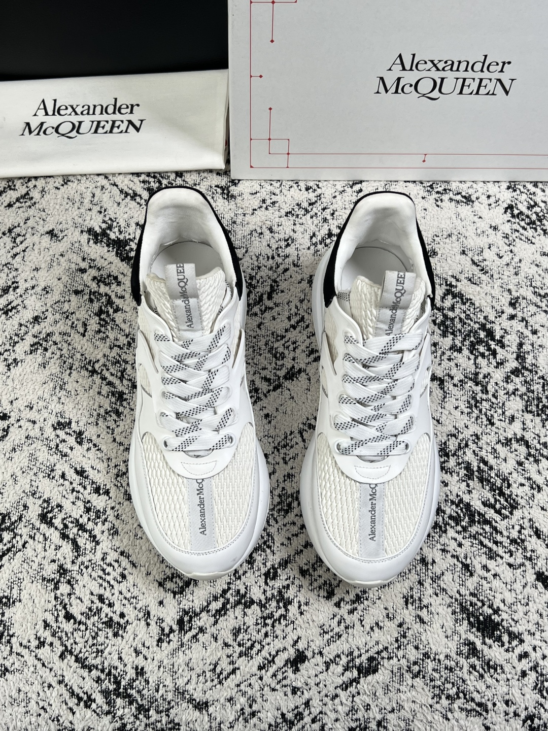 Alexander McQueen  高品质  顶级工艺品  麦昆  专柜同步 原厂配置，意大利进口原版牛皮面料，高品质