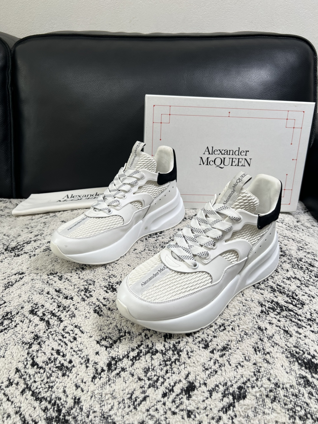 Alexander McQueen  高品质  顶级工艺品  麦昆  专柜同步 原厂配置，意大利进口原版牛皮面料，高品质