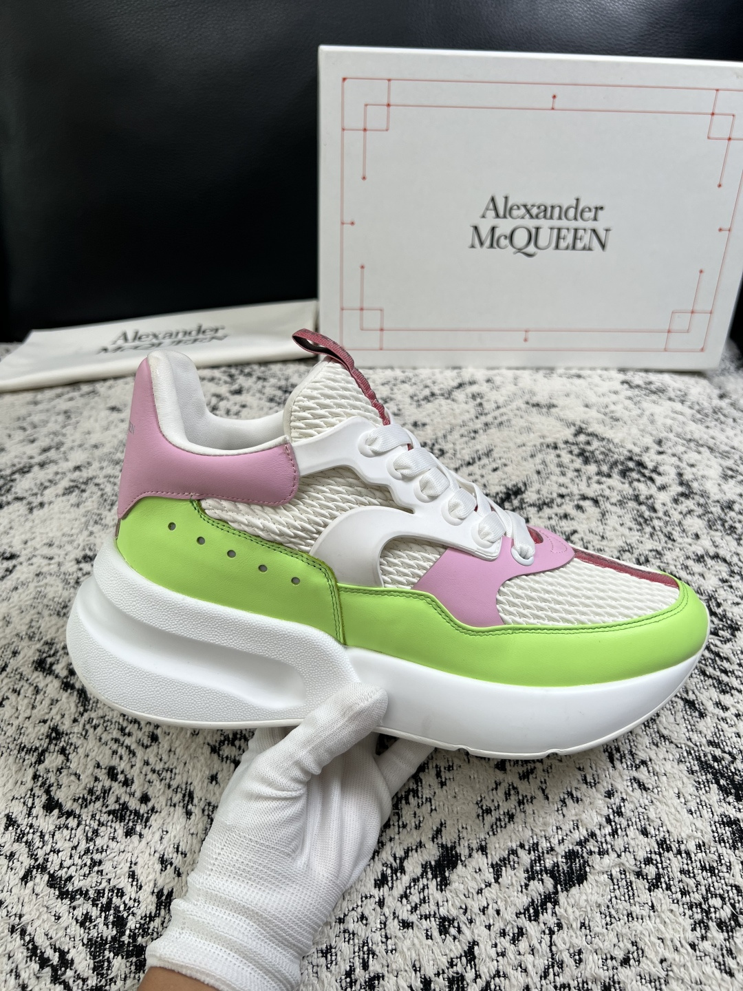 Alexander McQueen  高品质  顶级工艺品  麦昆  专柜同步 原厂配置，意大利进口原版牛皮面料，高品质