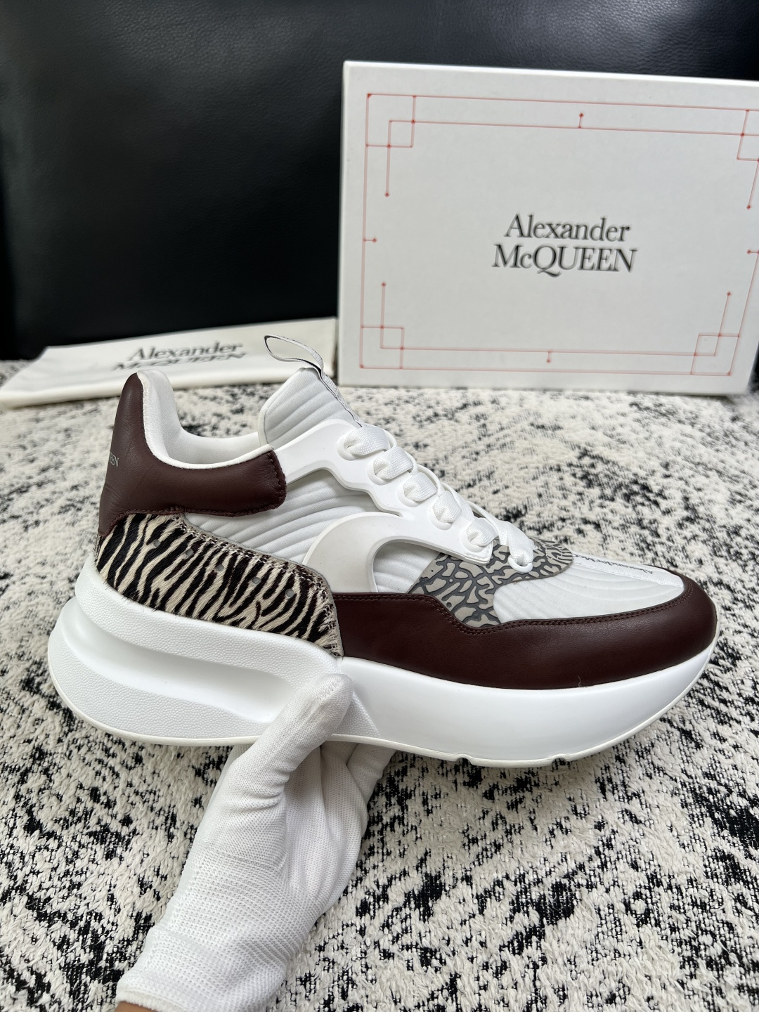 Alexander McQueen  高品质  顶级工艺品  麦昆  专柜同步 原厂配置，意大利进口原版牛皮面料，高品质