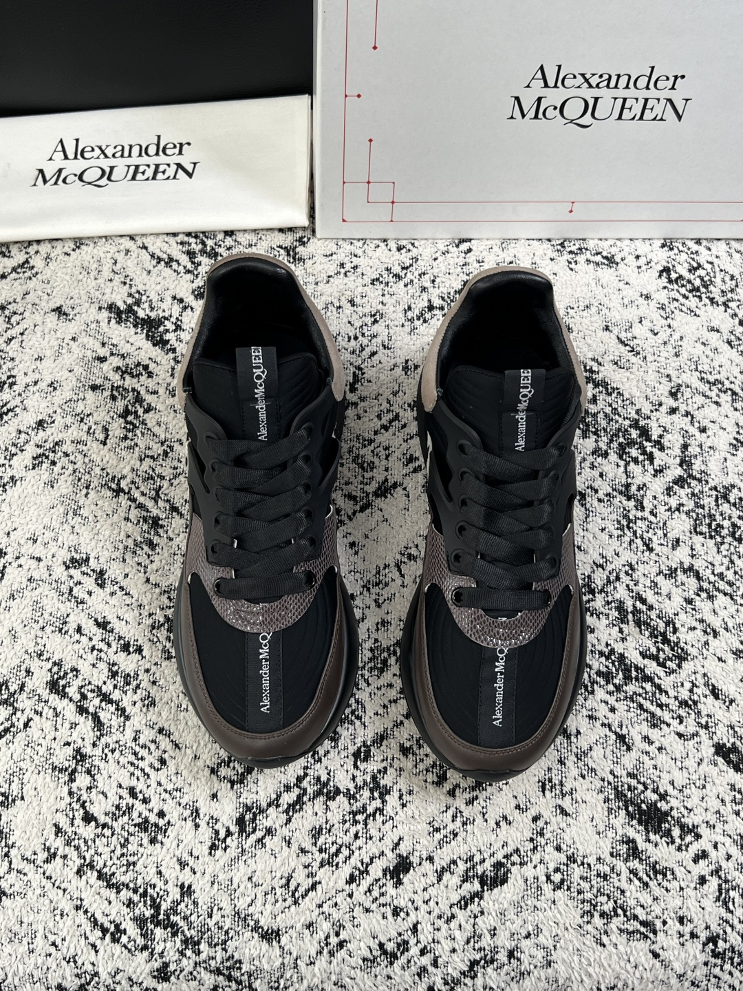 Alexander McQueen  高品质  顶级工艺品  麦昆  专柜同步 原厂配置，意大利进口原版牛皮面料，高品质