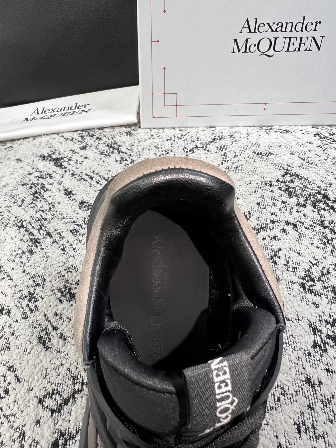 Alexander McQueen  高品质  顶级工艺品  麦昆  专柜同步 原厂配置，意大利进口原版牛皮面料，高品质