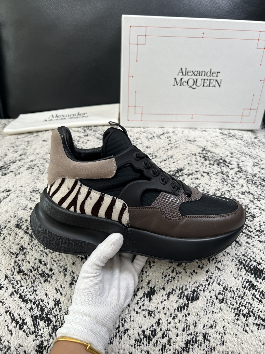 Alexander McQueen  高品质  顶级工艺品  麦昆  专柜同步 原厂配置，意大利进口原版牛皮面料，高品质