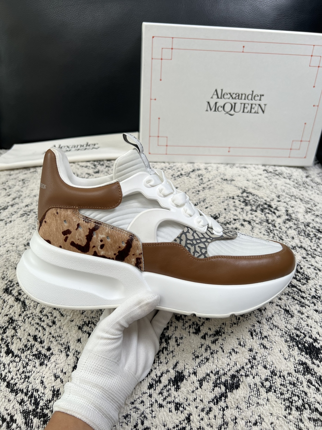 Alexander McQueen  高品质  顶级工艺品  麦昆  专柜同步 原厂配置，意大利进口原版牛皮面料，高品质