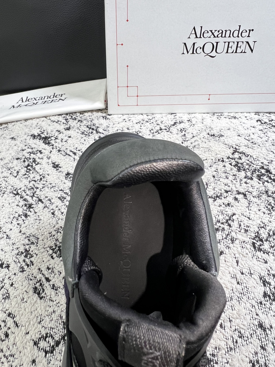 Alexander McQueen  高品质  顶级工艺品  麦昆  专柜同步 原厂配置，意大利进口原版牛皮面料，高品质