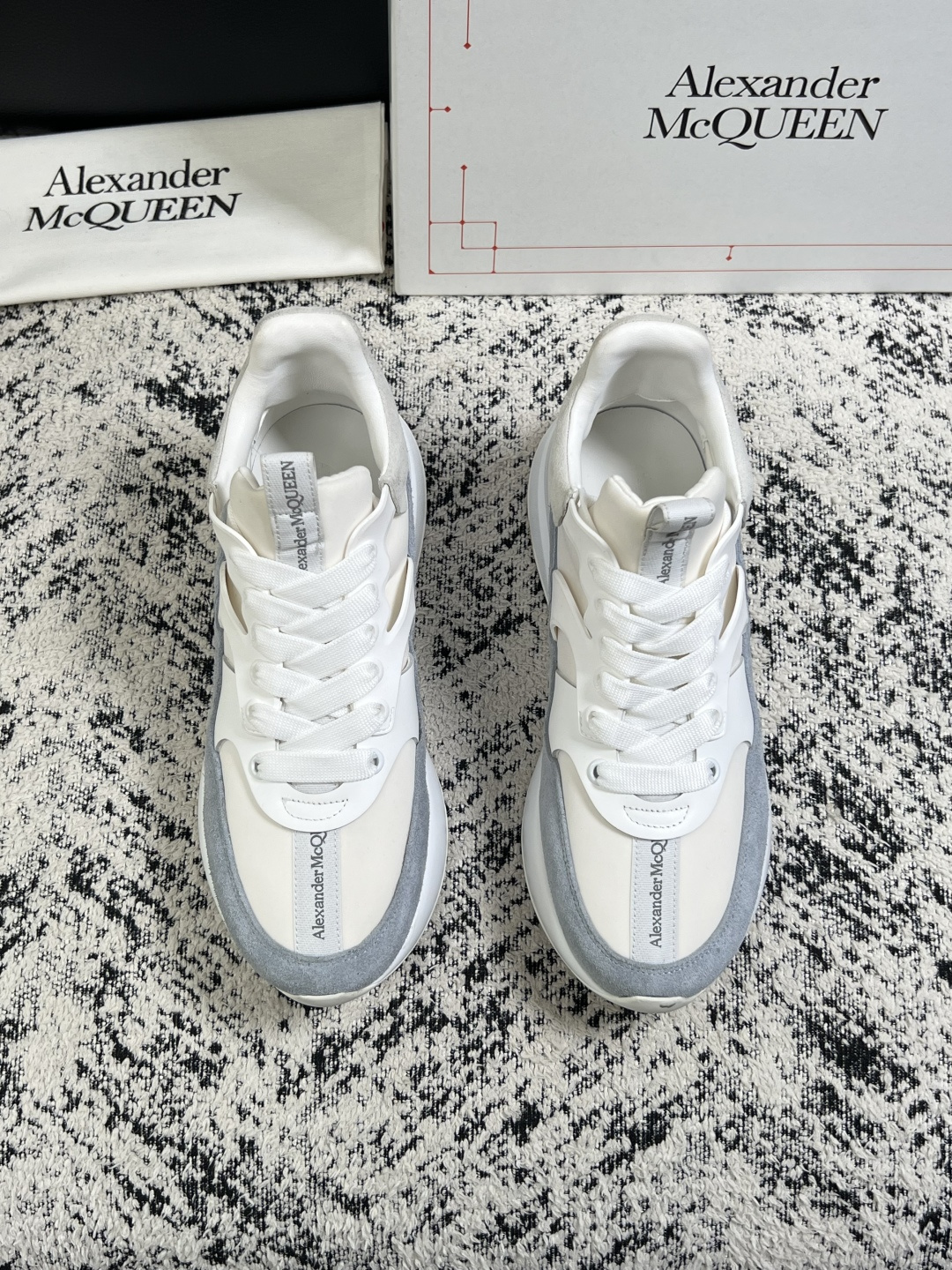 Alexander McQueen  高品质  顶级工艺品  麦昆  专柜同步 原厂配置，意大利进口原版牛皮面料，高品质
