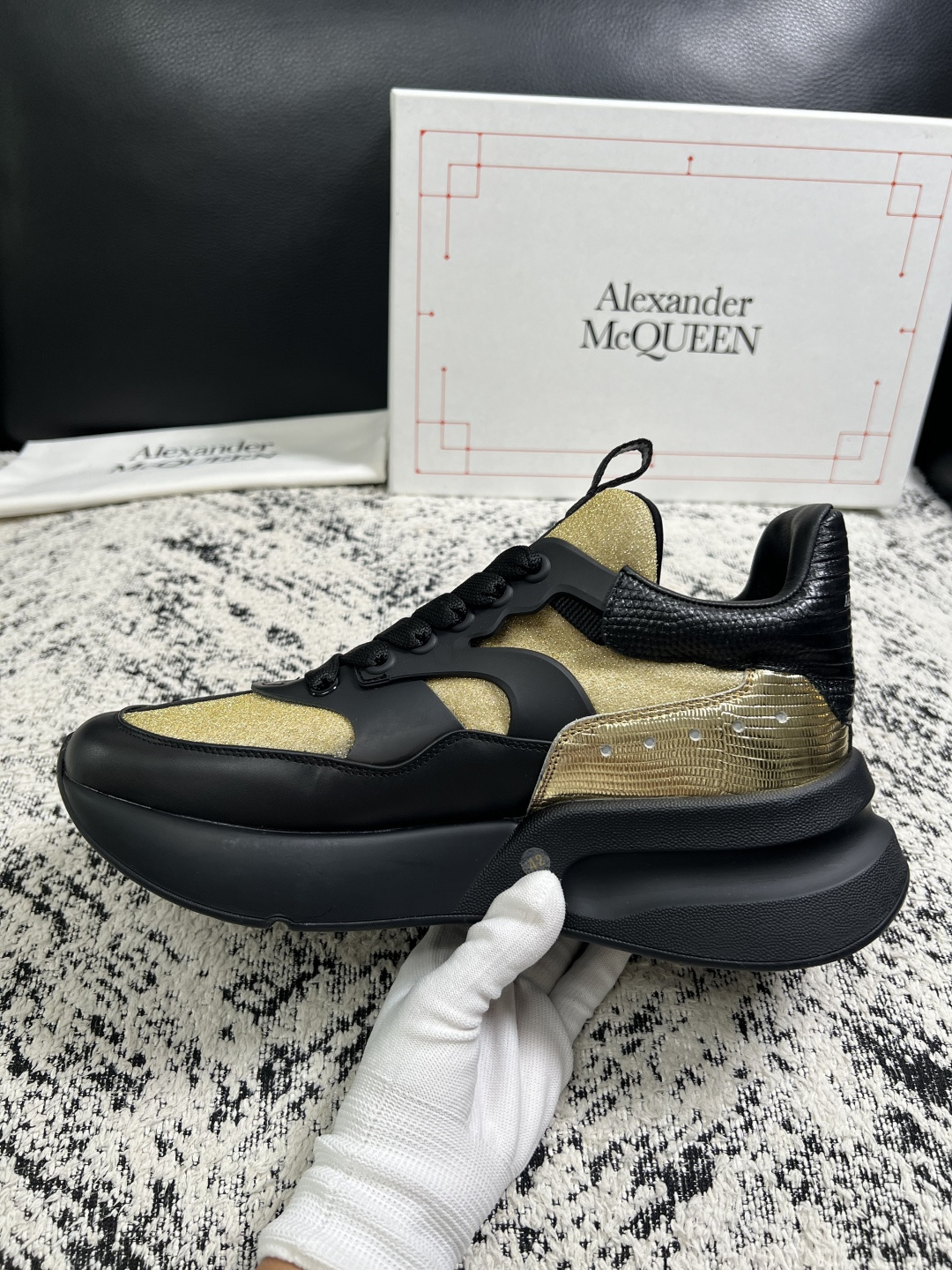 Alexander McQueen  高品质  顶级工艺品  麦昆  专柜同步 原厂配置，意大利进口原版牛皮面料，高品质