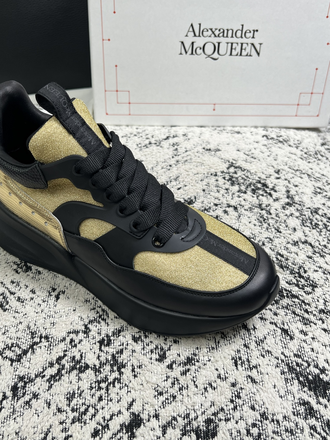 Alexander McQueen  高品质  顶级工艺品  麦昆  专柜同步 原厂配置，意大利进口原版牛皮面料，高品质