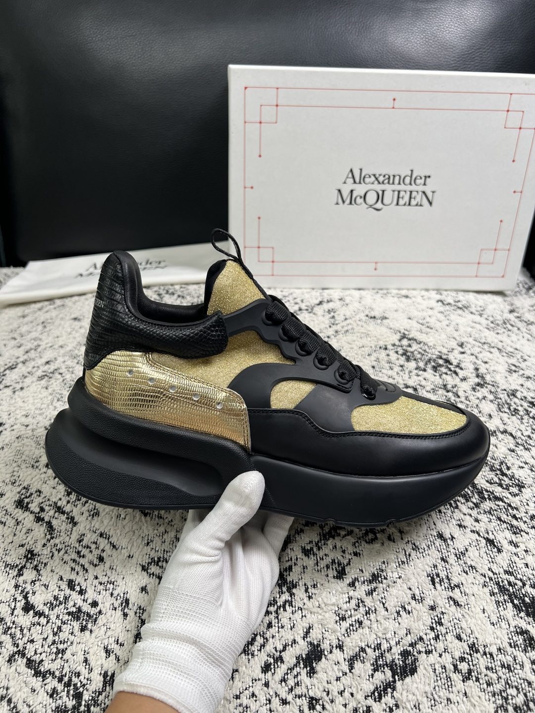 Alexander McQueen  高品质  顶级工艺品  麦昆  专柜同步 原厂配置，意大利进口原版牛皮面料，高品质